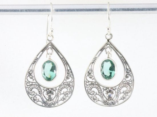 Opengewerkte zilveren filigrein oorbellen met groene toermalijn afbeelding 3