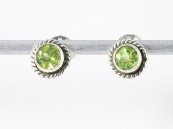 Fijne bewerkte ronde zilveren oorstekers met peridoot afbeelding 1