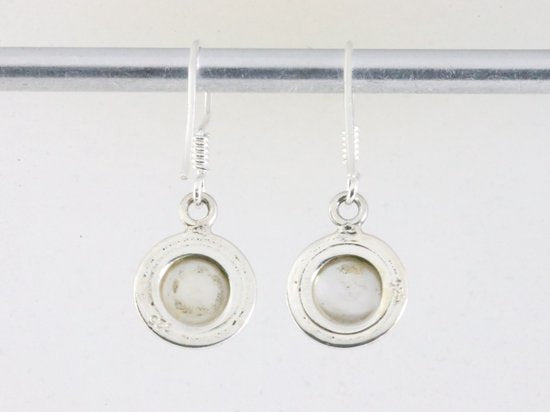 Fijne ronde zilveren oorbellen met witte parel afbeelding 2