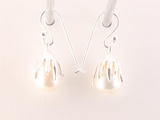 Hoogglans zilveren oorbellen met witte zoetwater parel afbeelding 2