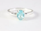 Fijne hoogglans zilveren ring met blauwe topaas afbeelding 4