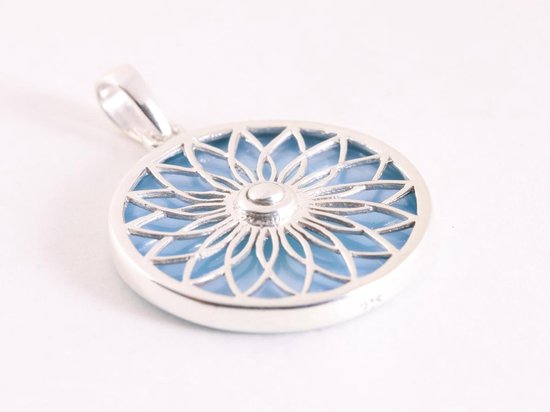 Ronde zilveren hanger met lotus bloem op blauwe schelp afbeelding 2