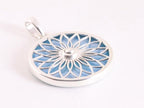 Ronde zilveren hanger met lotus bloem op blauwe schelp afbeelding 2