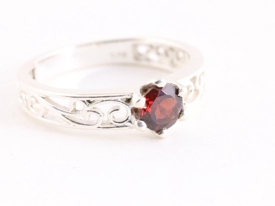 Fijne opengewerkte zilveren ring met granaat afbeelding 1