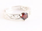 Fijne opengewerkte zilveren ring met granaat afbeelding 1