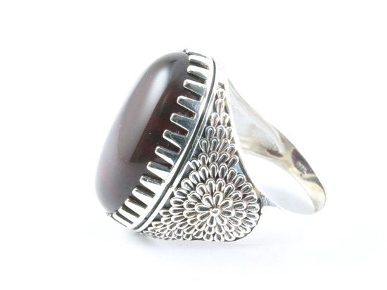 Zware bewerkte zilveren ring met granaat afbeelding 2