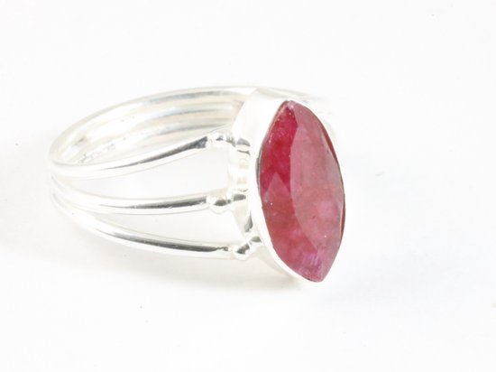 Opengewerkte zilveren ring met robijn afbeelding 1