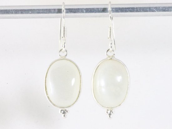 Fijne zilveren oorbellen met witte maansteen afbeelding 3