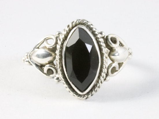 Fijne bewerkte zilveren ring met onyx afbeelding 4