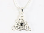 Zilveren triquetra hanger met onyx aan ketting afbeelding 4