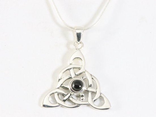 Zilveren triquetra hanger met onyx aan ketting afbeelding 4