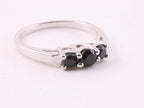 Fijne zilveren ring met zwarte saffier afbeelding 1