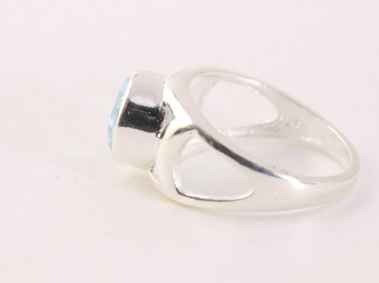 Opengewerkte zilveren ring met blauwe topaas afbeelding 2