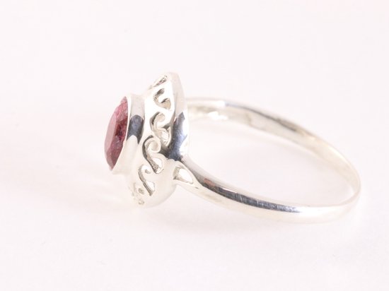 Fijne opengewerkte zilveren ring met robijn afbeelding 2