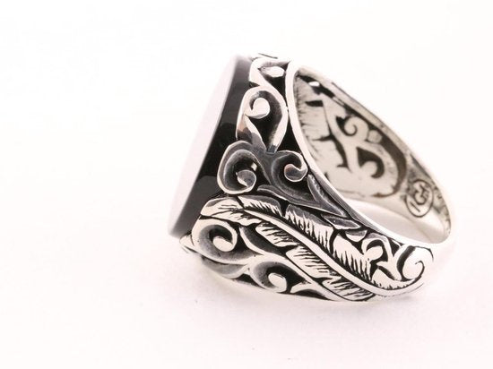 Ronde bewerkte zilveren herenring met onyx afbeelding 2