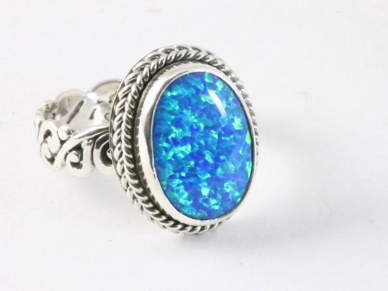 Traditionele bewerkte zilveren ring met Australische opaal afbeelding 1