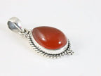 Bewerkte druppelvormige zilveren hanger met carneool aan ketting afbeelding 2