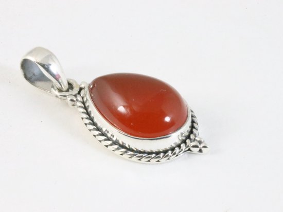 Bewerkte druppelvormige zilveren hanger met carneool aan ketting afbeelding 2