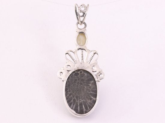 Opengewerkte zilveren hanger met zwarte fossiel koraal steen en parel afbeelding 3