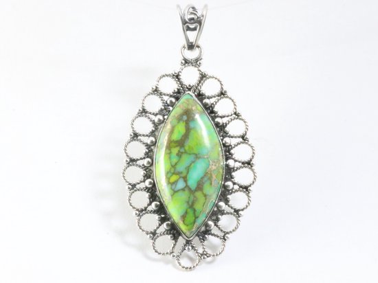 Grote opengewerkte zilveren hanger met groene koperturkoois afbeelding 1