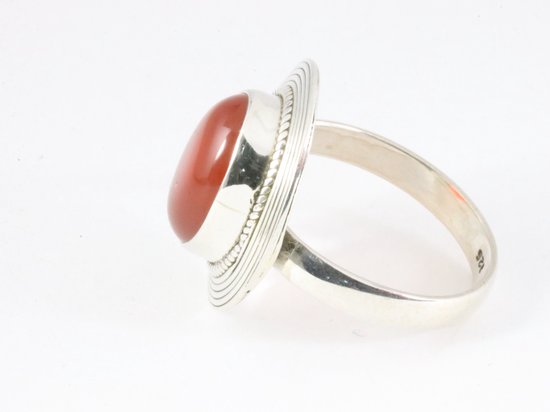 Bewerkte ovale zilveren ring met carneool afbeelding 2