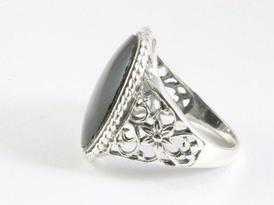 Zware bewerkte zilveren ring met onyx - maat 18 afbeelding 2