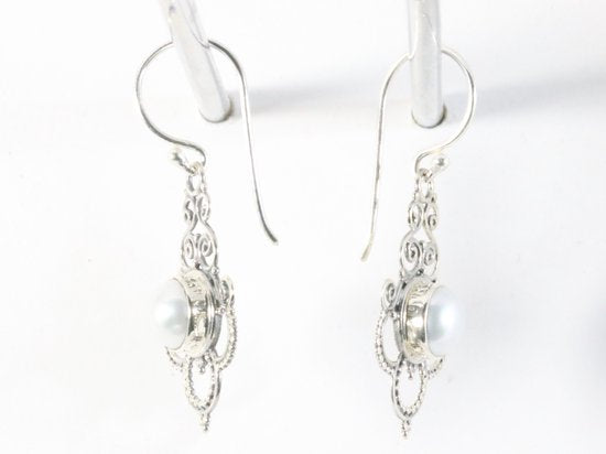 Traditionele bewerkte zilveren oorbellen met zoetwater parel afbeelding 2