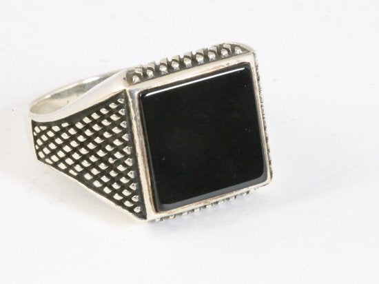 Bewerkte zilveren ring met onyx afbeelding 1