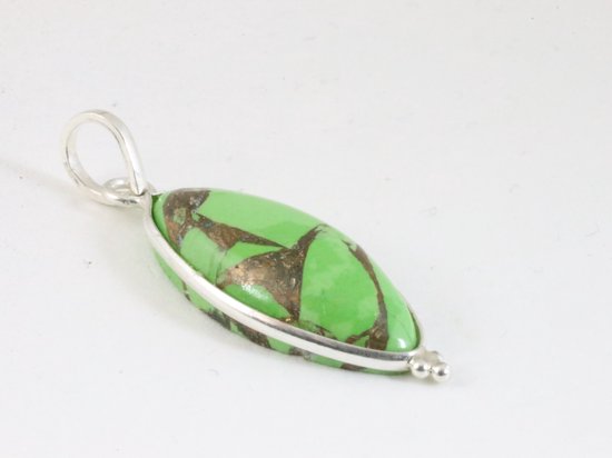 Lange druppelvormige zilveren hanger met groene koperturkoois aan ketting afbeelding 2