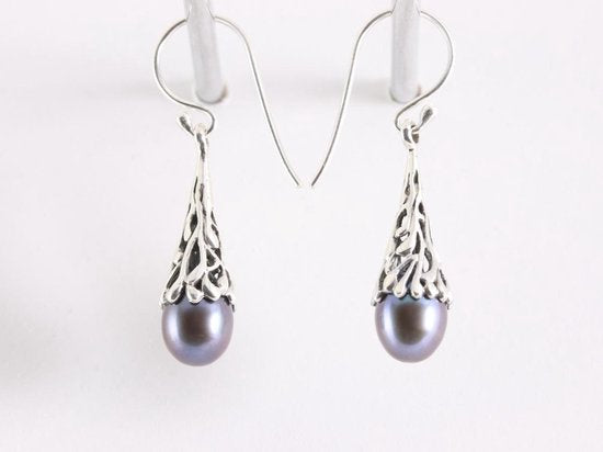 Bewerkte zilveren oorbellen met zwarte parel afbeelding 2