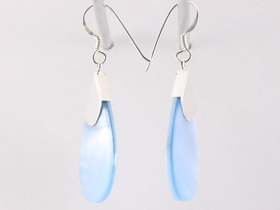 Druppelvormige zilveren oorbellen met blauwe schelp afbeelding 2