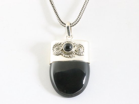 Bewerkte zilveren hanger met onyx aan vossenstaart ketting afbeelding 4