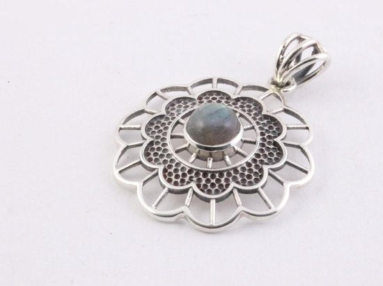 Opengewerkte zilveren hanger met labradoriet aan ketting afbeelding 2