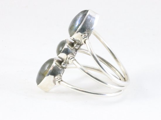 Opengewerkte zilveren ring met 3 labradoriet stenen afbeelding 2