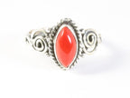 Fijne bewerkte zilveren ring met rode koraal steen afbeelding 4
