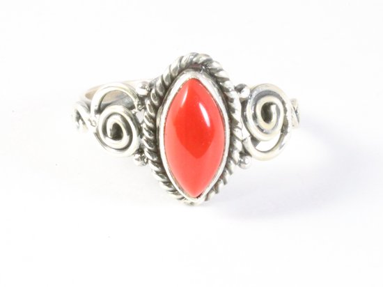 Fijne bewerkte zilveren ring met rode koraal steen afbeelding 4
