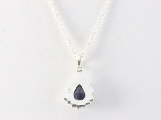 Fijne bewerkte zilveren hanger met blauwe saffier aan ketting afbeelding 3