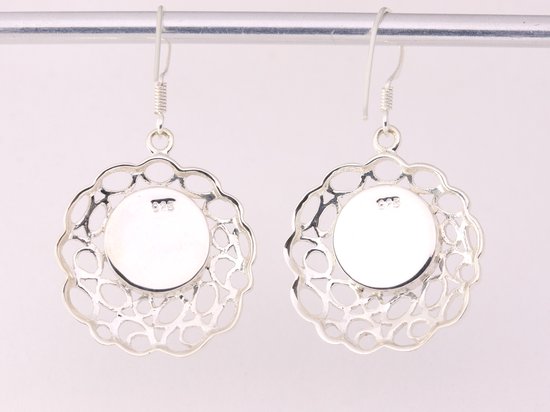 Grote opengewerkte zilveren oorbellen met rode koraal steen afbeelding 3