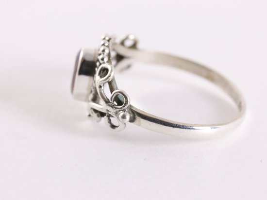 Fijne bewerkte zilveren ring met granaat afbeelding 2