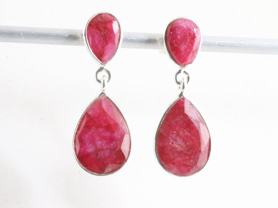 Zilveren oorstekers met robijn afbeelding 2