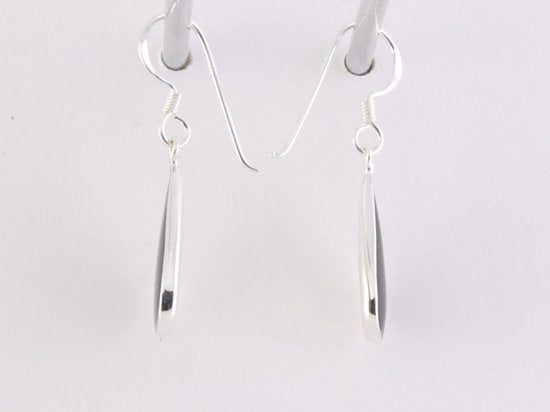 Druppelvormige zilveren oorbellen met onyx afbeelding 2