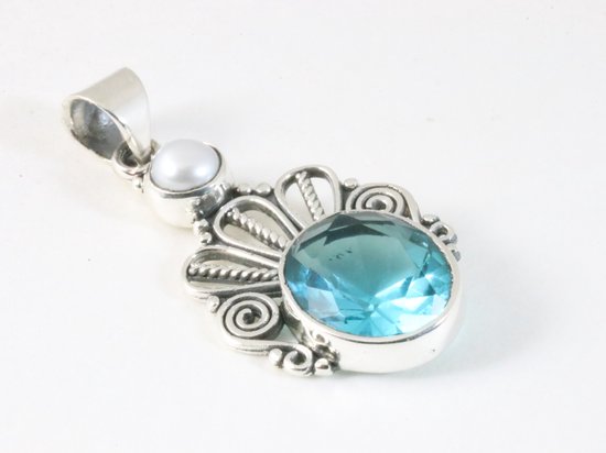 Opengewerkte zilveren hanger met blauwe topaas en parel afbeelding 2