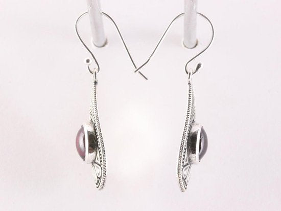 Bewerkte zilveren oorbellen met granaat afbeelding 2