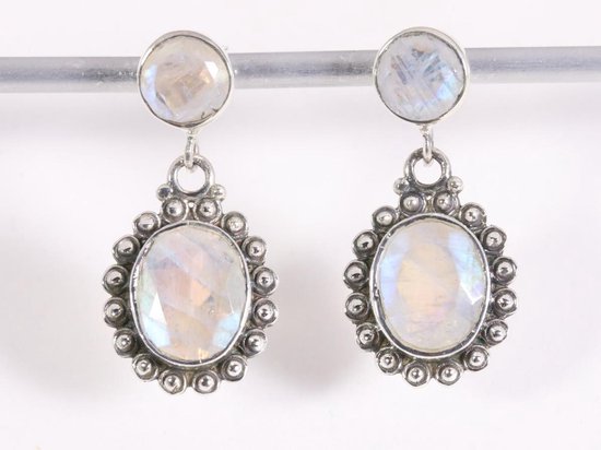 Bewerkte zilveren oorstekers met regenboog maansteen afbeelding 4