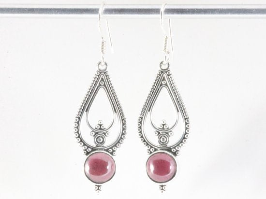 Lange opengewerkte zilveren oorbellen met granaat afbeelding 4