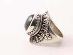 Zware bewerkte zilveren ring met onyx afbeelding 2