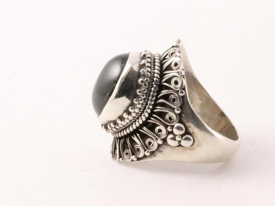 Zware bewerkte zilveren ring met onyx afbeelding 2