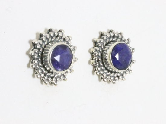 Bewerkte zilveren oorstekers met blauwe saffier afbeelding 2