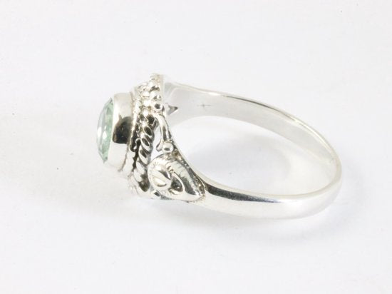 Fijne bewerkte zilveren ring met groene amethist afbeelding 2