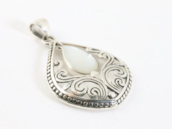 Traditionele bewerkte zilveren hanger met parelmoer aan ketting afbeelding 2